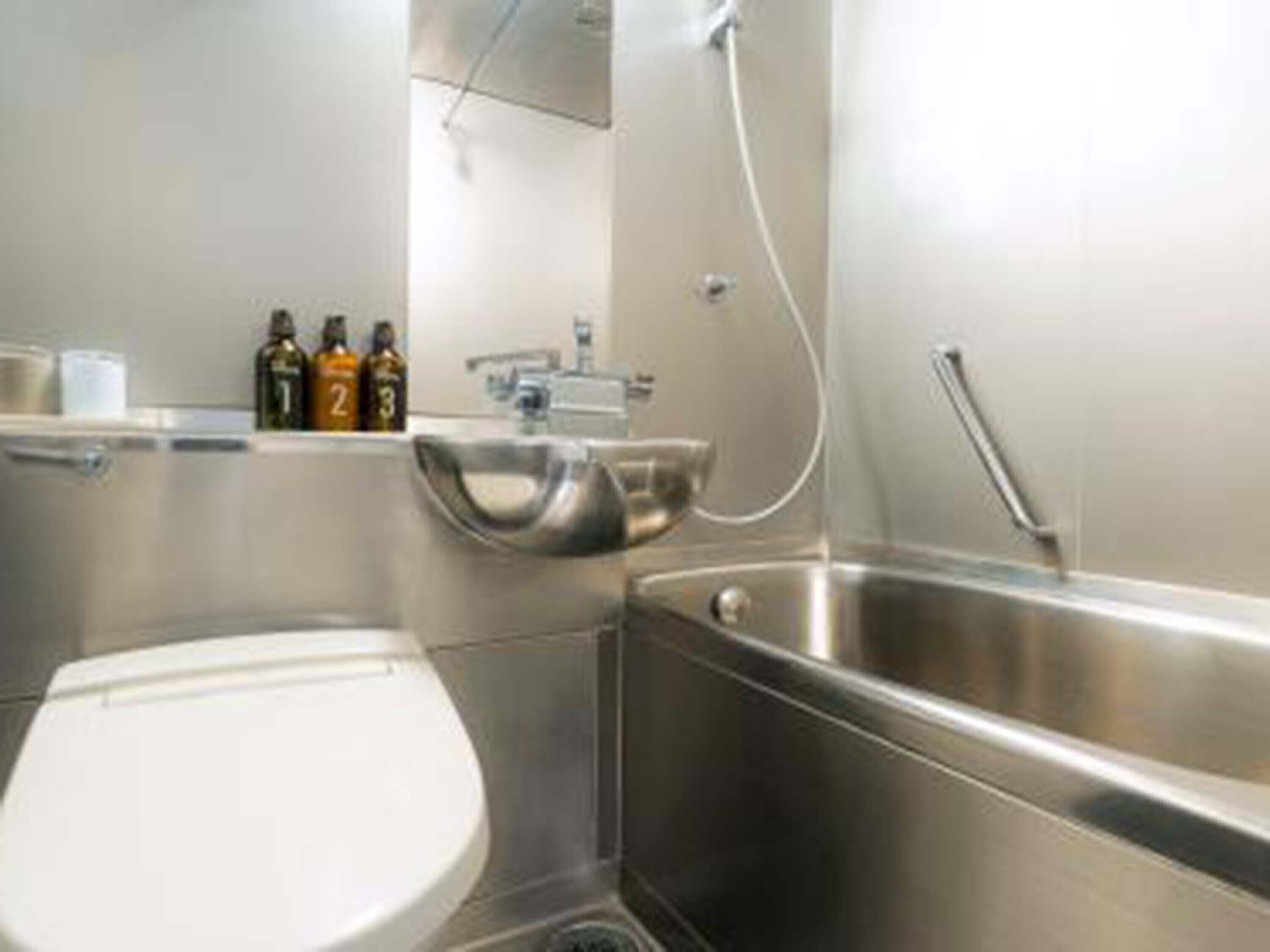 Twin Room | Bathroom | Combined shower/bathtub, hair dryer, towels, shampoo