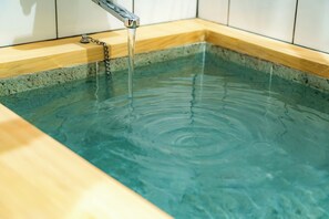 デラックス ツインルーム | バスルーム | シャワー付き浴槽、ヘアドライヤー、スリッパ、タオル