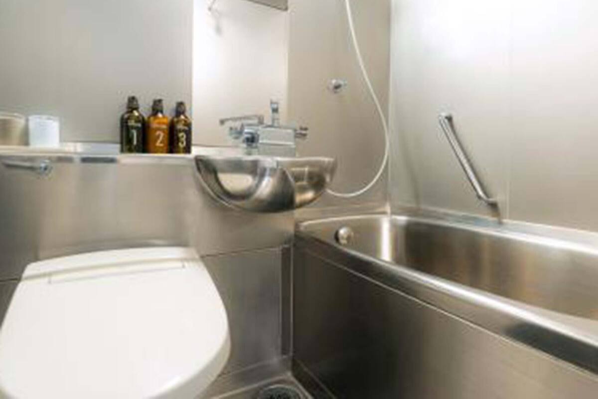 Une salle de bain moderne équipée de toilettes, d’un lavabo et d’une douche.