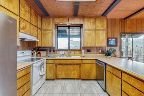 Réfrigérateur, micro-ondes, plaque de cuisson, lave-vaisselle