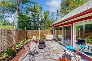 Terrace/patio - Secluded 2 BR Cottage w/ Private W/D, WiFi & Patio (Hancock)
