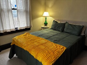 Tabla de planchar con plancha, wifi y ropa de cama 