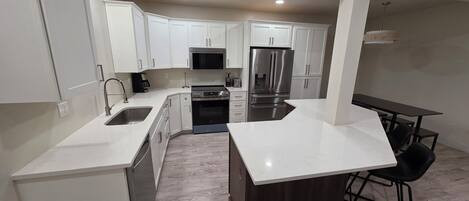 Een microgolfoven, een oven, een kookplaat, een vaatwasser