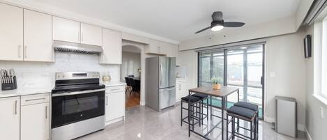 冰箱、微波炉、烤箱、炉灶