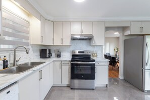 Fridge, microwave, oven, stovetop - 3BR/2BA Home – 30 Mins to YVR, Family-Friendly (Delta)