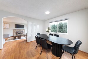 Dining - 3BR/2BA Home – 30 Mins to YVR, Family-Friendly (Delta)