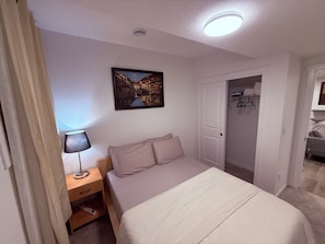 1 habitación, tabla de planchar con plancha, wifi gratis y ropa de cama 