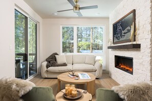 Smart TV, fireplace, books, computer monitors - Luxe 3Br Townhome w/ Private Hot Tub, Sauna, Walk to Village and Gondola! (Dillon)