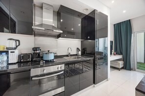 Fridge, microwave, oven, stovetop - Stylish Stay at DAMAC Maison Cour Jardin Canal view (Dubai)