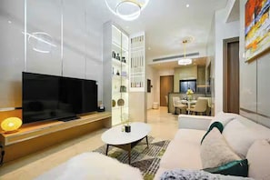 Suite presidencial, 2 habitaciones, con acceso al salón lounge del club, vista a la ciudad | Sábanas de algodón egipcio, ropa de cama de alta calidad y edredón