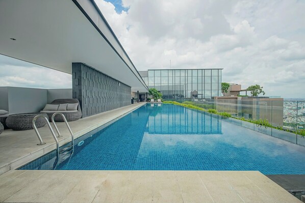 Outdoor pool - Zenith Luxstay The Marq Suite Residence (Sai Gon)