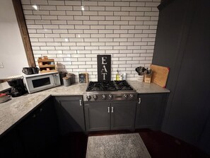 Private kitchen - Cozy Rustic farmhouse- 5 minutes from wedding venue (Leonard)