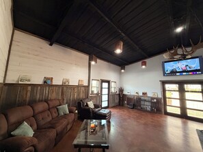 Smart TV, video games - Cozy Rustic farmhouse- 5 minutes from wedding venue (Leonard)