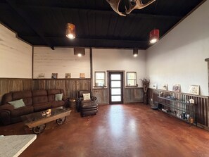 Interior - Cozy Rustic farmhouse- 5 minutes from wedding venue (Leonard)