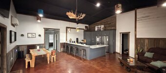 Cozy Rustic farmhouse- 5 minutes from wedding venue