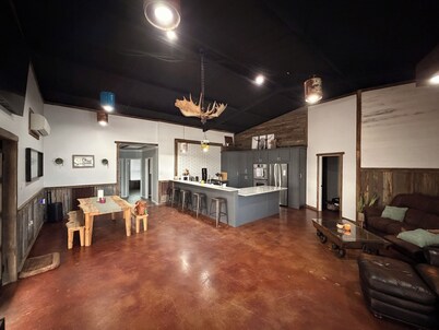 Cozy Rustic farmhouse- 5 minutes from wedding venue