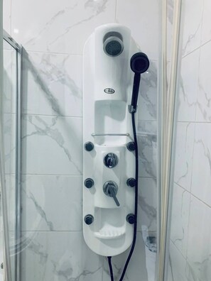 Dusche, Handtücher, Seife, Toilettenpapier