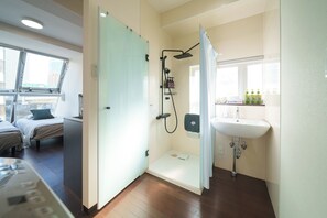 A modern bathroom with a shower, sink, and a window. - 6 min to Roppongi St! Spacious 5BR apt, 12 beds,140㎡,sleeps up to 12 guests. (Roppongi, Minato)