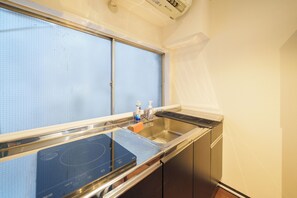 雪櫃、微波爐、爐具、電熱水壺