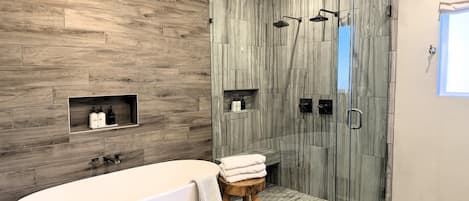 Séchoir à cheveux, serviettes fournies, savon, shampooing