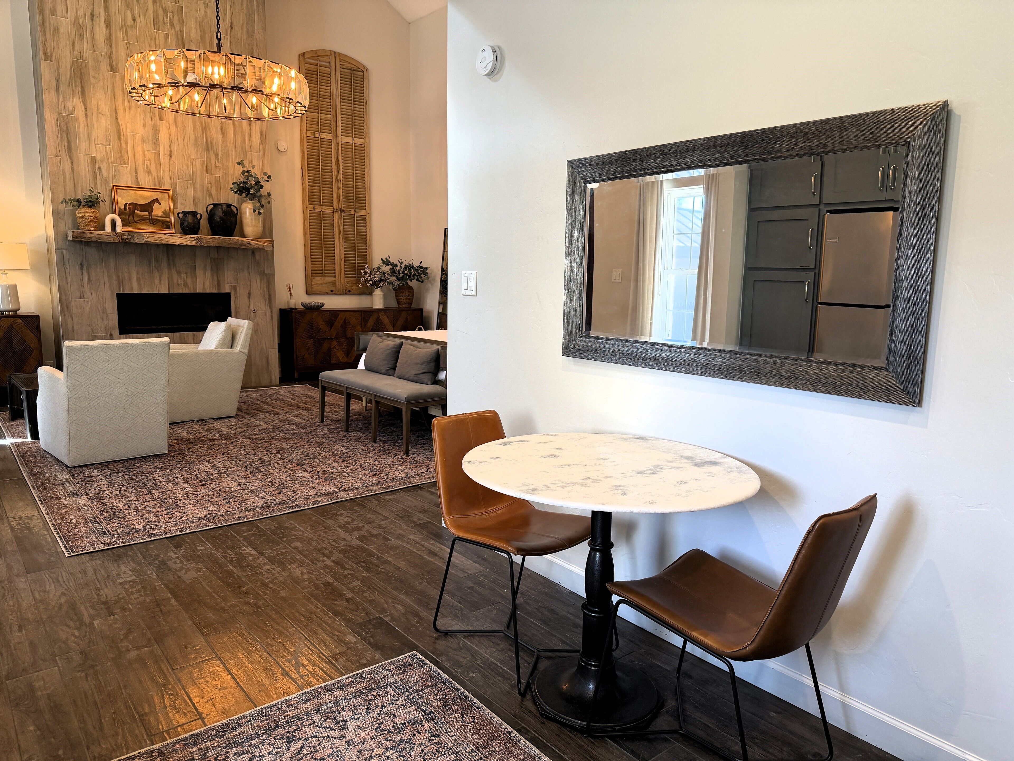 1/2 Block To Main, Luxury 1 Bed 1 Bath Cottage + Full Kitchen + Parking + Fiber - Texas