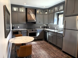 Jääkaappi, mikroaaltouuni, uuni, liesi