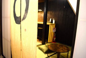 Townhome | Vardagsrum | 65-tums platt-tv med digitalkanaler, Netflix och streamingtjänster