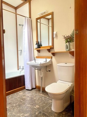 Superior Double or Twin Room, Lake View | Bathroom | Combined shower/bathtub, free toiletries, hair dryer, towels - Lake Brunner Eco Lodge (Inchbonnie)