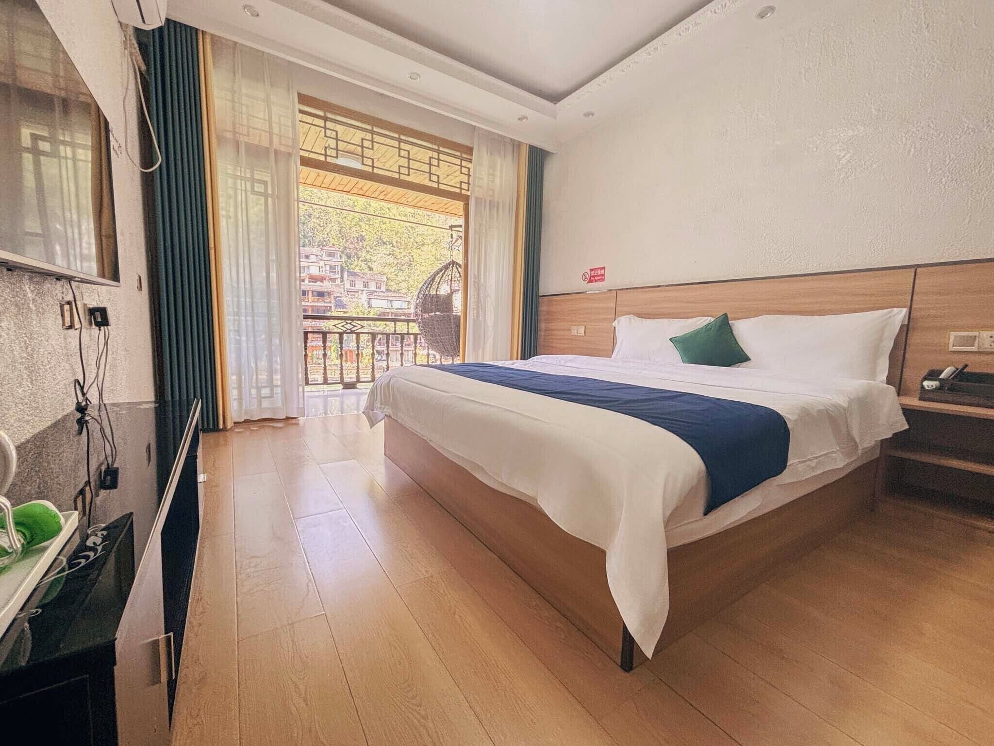 Individually decorated, desk, free WiFi