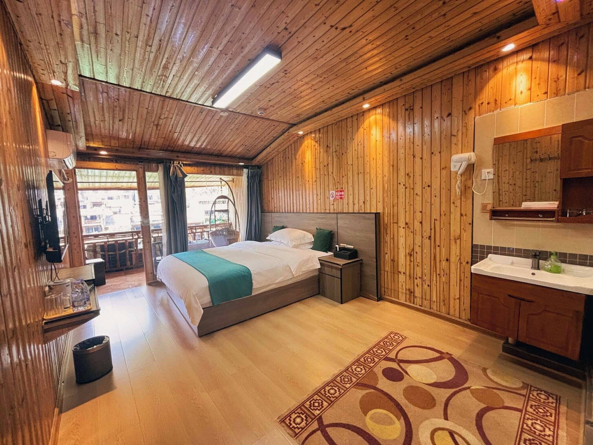 Habitació doble panoràmica, balcó, vistes al riu | Decoració individual, escriptori i wifi gratuïta 