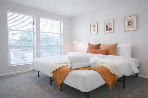 Trendy 2BR Retreat in A+ Location w/Lndry Gym&Pool