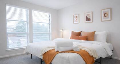 Trendy 2BR Retreat in A+ Location w/Lndry Gym&Pool