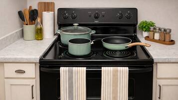 Fridge, oven, stovetop, dishwasher