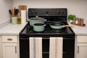 Een koelkast, een magnetron, een oven, een kookplaat