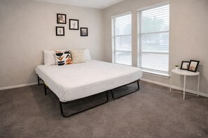 2 bedrooms, desk, iron/ironing board, WiFi - Long Stay Friendly In Prime Place+Pool Waher Dryer (Sherman)