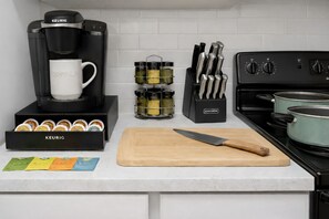 Een koelkast, een magnetron, een oven, een kookplaat