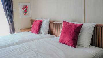Chambre avec lits jumeaux, balcon, vue ville | Wi-Fi gratuit