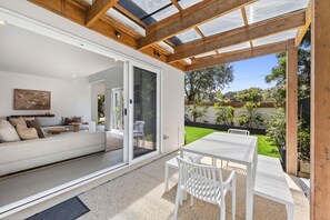 تناول الطعام بالخارج