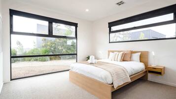 6 Schlafzimmer, Schreibtisch, Bügeleisen/Bügelbrett, WLAN