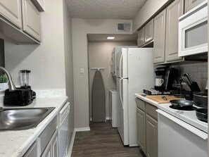 Een koelkast, een microgolfoven, een kookplaat, een vaatwasser