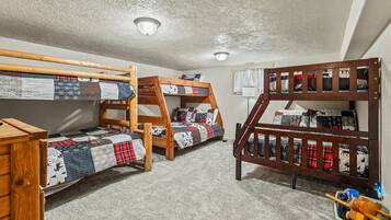 8 bedrooms, desk, iron/ironing board, travel crib