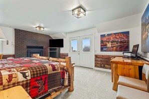 8 bedrooms, desk, iron/ironing board, travel cot - Huge 8BR Estate 2 Game Rooms on 20 Acres (Driggs)