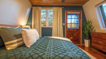 3 bedrooms, iron/ironing board, travel crib, free WiFi