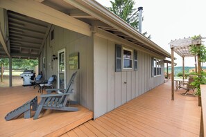 Terrace/patio - Cantwell Cliffs Cottage/Pet friendly/Close to Everything (Rockbridge)