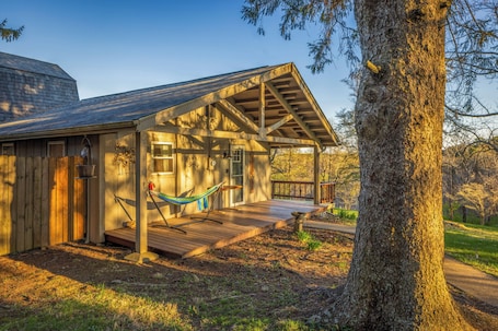 Terrace/patio. Private Getaway/Hot Tub/Fire Pit/String lights/Playset/Arcade/Easy access
