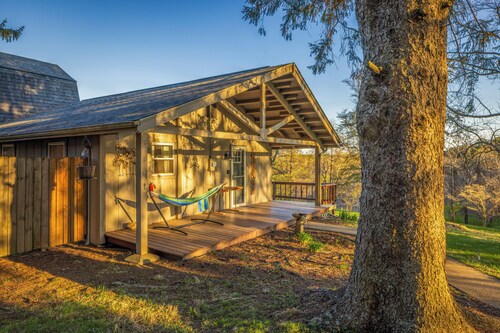 Private Retreat/Hot Tub/Arcade/Fire Pit/Playsets/Near trails & Logan
