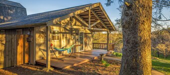 Private Retreat/Hot Tub/Arcade/Fire Pit/Playsets/Near trails & Logan