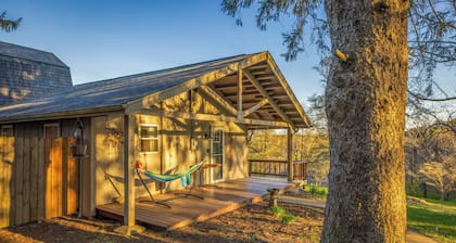 Private Retreat/Hot Tub/Arcade/Fire Pit/Playsets/Near trails & Logan
