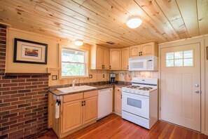 Private kitchen - Cantwell Cliffs Cottage/Pet friendly/Close to Everything (Rockbridge)