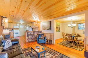 Living area - Cantwell Cliffs Cottage/Pet friendly/Close to Everything (Rockbridge)